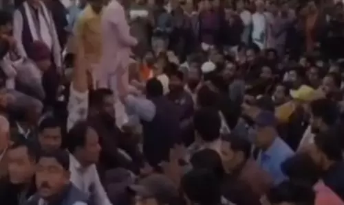 Dungarpur में नाबालिग की आत्महत्या के बाद हंगामा, रातभर चला विरोध प्रदर्शन Dungarpur में नाबालिग की आत्महत्या के बाद हंगामा, रातभर चला विरोध प्रदर्शन
