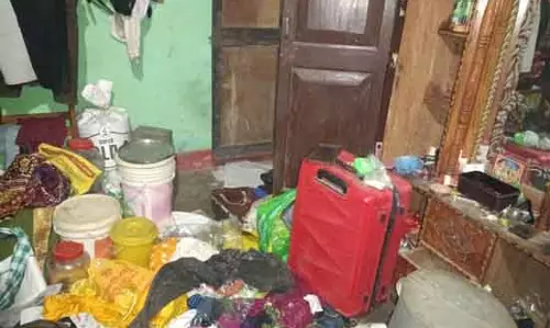 Nuagaon बंदूक की नोक पर 17 लाख रुपये से ज़्यादा की नकदी और गहने लूटे गए। Nuagaon बंदूक की नोक पर 17 लाख रुपये से ज़्यादा की नकदी और गहने लूटे गए।