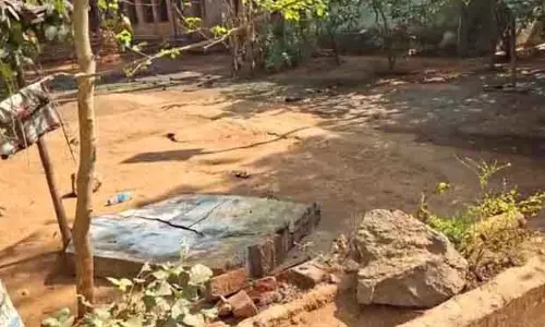कंक्रीट का पट्टिका गिरने से स्कूल के छात्र की मौत हो गई कंक्रीट का पट्टिका गिरने से स्कूल के छात्र की मौत हो गई