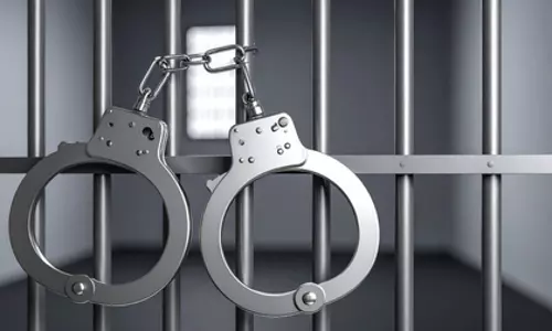 इंडियन कोस्ट गार्ड ने दो बांग्लादेशी ट्रॉलर ज़ब्त किए, 35 मछुआरे गिरफ्तार इंडियन कोस्ट गार्ड ने दो बांग्लादेशी ट्रॉलर ज़ब्त किए, 35 मछुआरे गिरफ्तार
