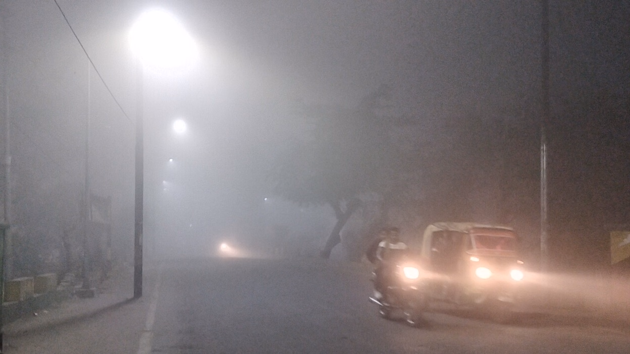 Bareilly: बर्फीली हवाओं और कोहरे से जनजीवन प्रभावित