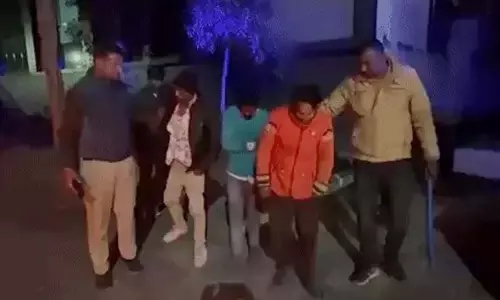 शराब के पैसे नहीं देने पर युवकों की बेरहमी से पिटाई, वीडियो वायरल, 5 गिरफ्तार शराब के पैसे नहीं देने पर युवकों की बेरहमी से पिटाई, वीडियो वायरल, 5 गिरफ्तार