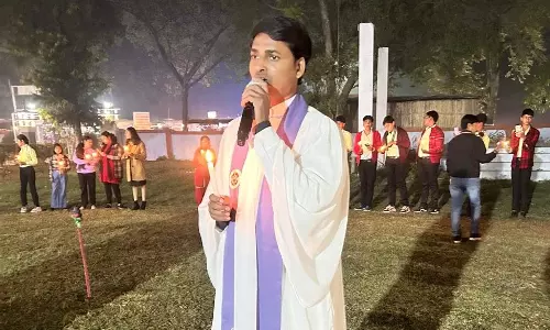 Farrukhabad: गिरजाघरों में उत्सव और कैंडिल सर्विस का आनंद Farrukhabad: गिरजाघरों में उत्सव और कैंडिल सर्विस का आनंद