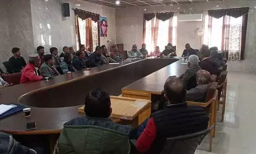 Ambuja सीमेंट प्लांट में ब्लास्टिंग की वजह से घरों में दरारें पड़ रही हैं Ambuja सीमेंट प्लांट में ब्लास्टिंग की वजह से घरों में दरारें पड़ रही हैं