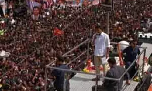 इरोड में विजय की TVK पब्लिक मीटिंग के लिए भारी भीड़ जमा हुई। इरोड में विजय की TVK पब्लिक मीटिंग के लिए भारी भीड़ जमा हुई।