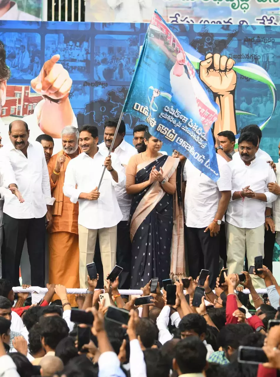 Telangana : जगन ने एक करोड़ हस्ताक्षर वाली याचिकाओं को ले जाने वाले वाहनों को हरी झंडी दिखाई Telangana : जगन ने एक करोड़ हस्ताक्षर वाली याचिकाओं को ले जाने वाले वाहनों को हरी झंडी दिखाई