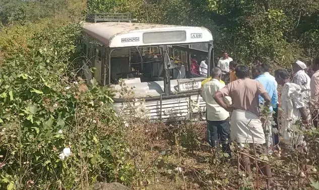 कोमाराम भीम Asifabad में आरटीसी बस सड़क से फिसल गई  30 घायल