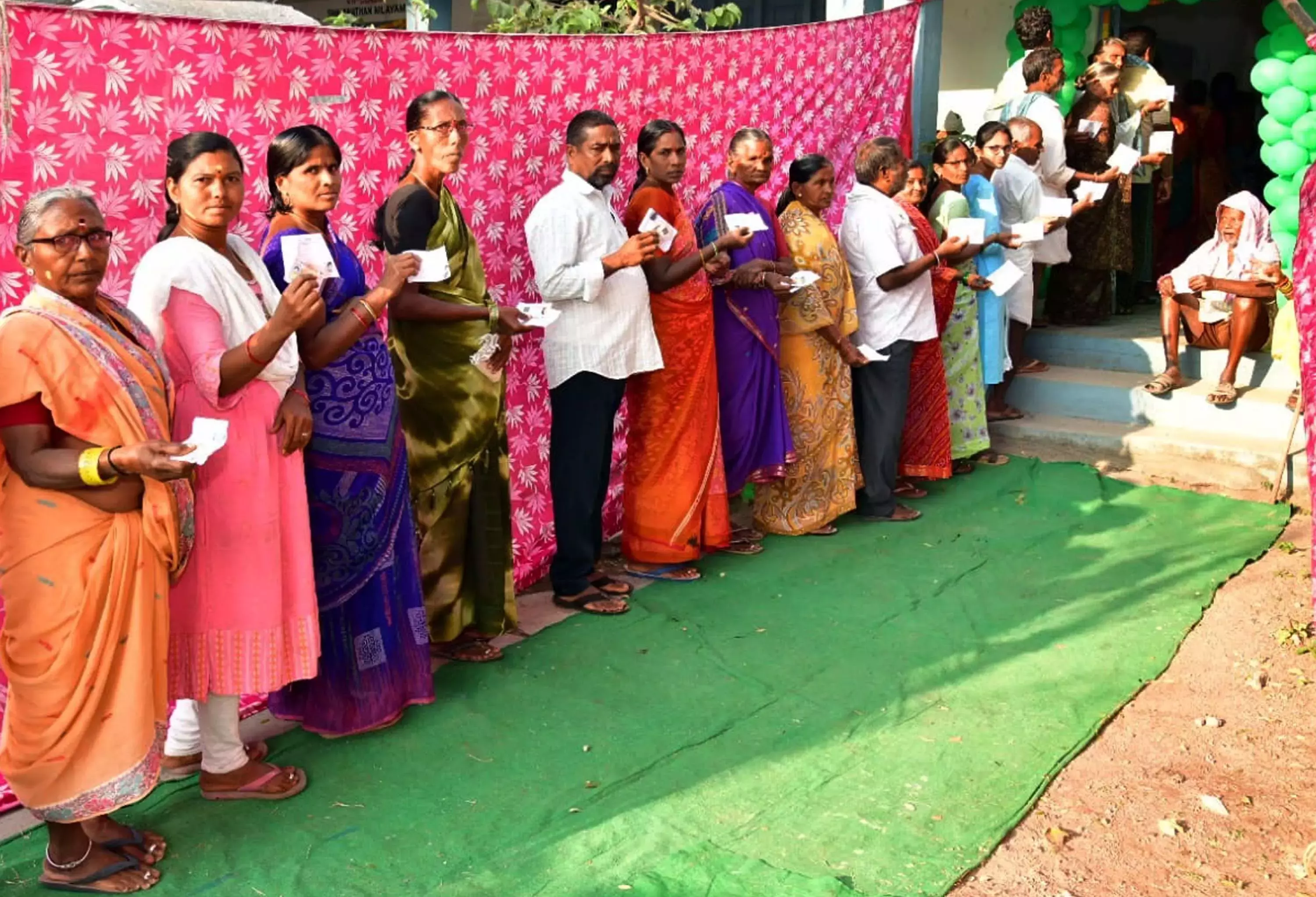 Telangana : महबूबाबाद जिले में 22 साल की लड़की ने सरपंच चुनाव जीता Telangana : महबूबाबाद जिले में 22 साल की लड़की ने सरपंच चुनाव जीता