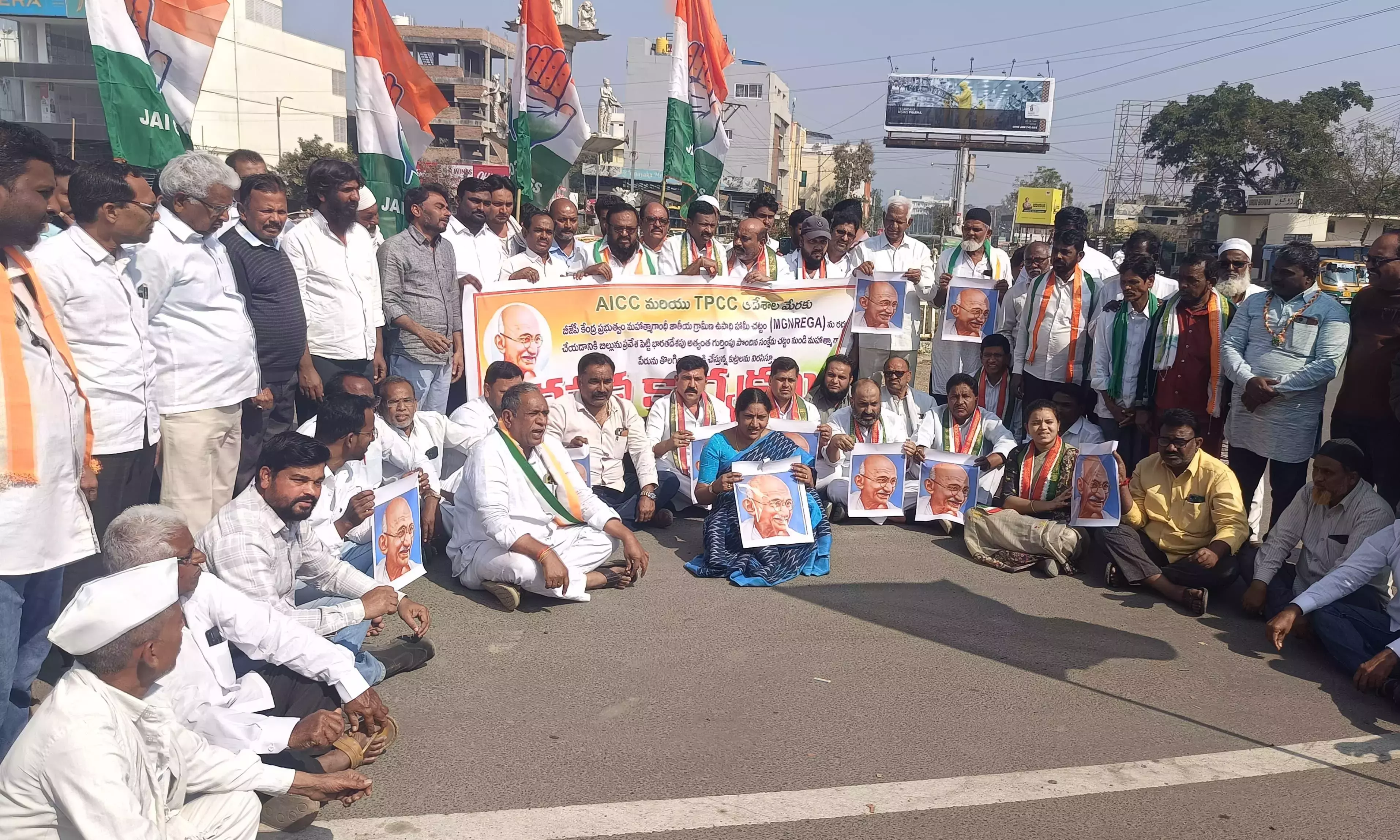Congress ने आदिलाबाद में मनरेगा से गांधी नाम हटाने का विरोध किया Congress ने आदिलाबाद में मनरेगा से गांधी नाम हटाने का विरोध किया