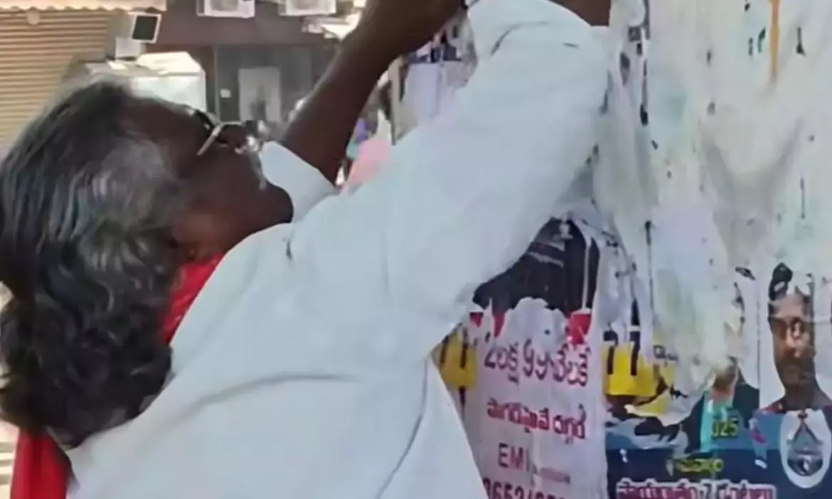 Telangana : पद्म श्री पुरस्कार विजेता मोगिलैया ने कलाकृति से पोस्टर हटाए