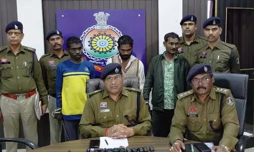 CG: बोरे में बंद महिला की हत्या का पर्दाफाश, तीन आरोपी गिरफ्तार CG: बोरे में बंद महिला की हत्या का पर्दाफाश, तीन आरोपी गिरफ्तार