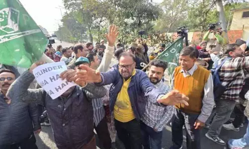 PDP ने विरोध प्रदर्शन किया, एनसी के अधूरे वादों को लेकर नेशनल हाईवे जाम किया PDP ने विरोध प्रदर्शन किया, एनसी के अधूरे वादों को लेकर नेशनल हाईवे जाम किया