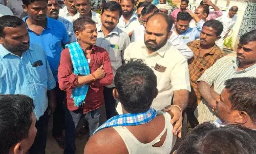 पूर्व MLA कांचरला भूपाल रेड्डी ने करिंगु नरसिम्हा से सलाह ली