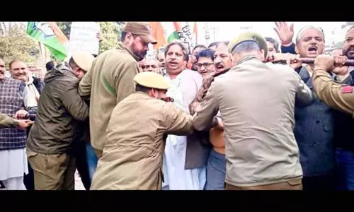 विरोध प्रदर्शन के दौरान BJP Office के पास पुलिस और कांग्रेस कार्यकर्ताओं के बीच झड़प हुई विरोध प्रदर्शन के दौरान BJP Office के पास पुलिस और कांग्रेस कार्यकर्ताओं के बीच झड़प हुई