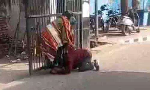 UP में पति ने सास से विनती की, पत्नी को घर भेजने के लिए पैर छूए UP में पति ने सास से विनती की, पत्नी को घर भेजने के लिए पैर छूए