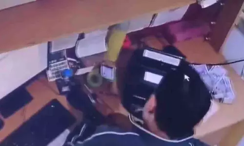 UP के महोबा में बैंक कैशियर ने गिनती करते समय ग्राहक के पैसे चुरा लिए UP के महोबा में बैंक कैशियर ने गिनती करते समय ग्राहक के पैसे चुरा लिए