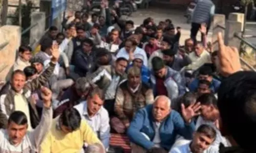 Bhiwani: ऑनलाइन ट्रांसफर नीति के खिलाफ बिजली कर्मियों की पहल Bhiwani: ऑनलाइन ट्रांसफर नीति के खिलाफ बिजली कर्मियों की पहल