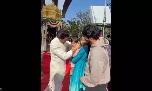 Suriya ने को-एक्टर के बच्चे को सोने की चेन गिफ्ट की, वीडियो वायरल हो गया Suriya ने को-एक्टर के बच्चे को सोने की चेन गिफ्ट की, वीडियो वायरल हो गया