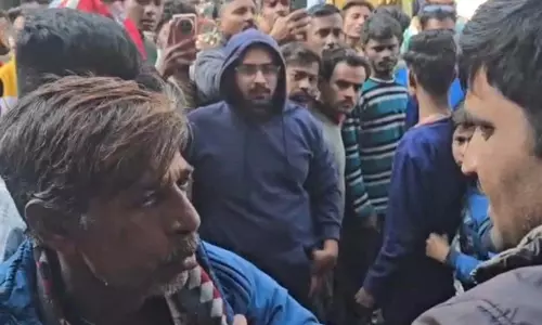 गुंडे ने सरेआम पुलिसकर्मी को धमकाया, वीडियो सामने आने के बाद खलबली गुंडे ने सरेआम पुलिसकर्मी को धमकाया, वीडियो सामने आने के बाद खलबली