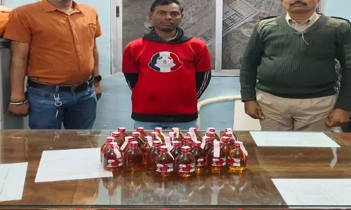 तेलीबांधा पुलिस की कार्रवाई, 30 पौवा देशी मसाला शराब के साथ आरोपी गिरफ्तार