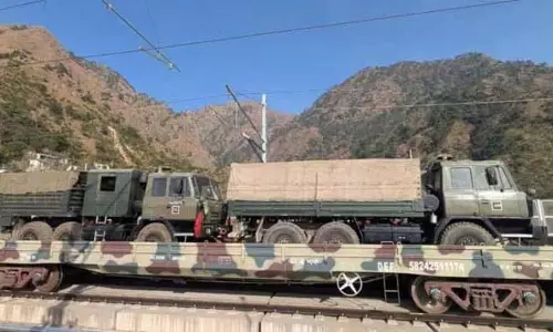 JAMMU: विशेष सैन्य ट्रेन टैंक और तोपें कश्मीर ले जा रही है
