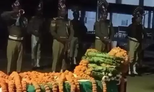 CISF जवान चोवा राम ध्रुव का निधन, राजकीय सम्मान के साथ हुआ अंतिम संस्कार CISF जवान चोवा राम ध्रुव का निधन, राजकीय सम्मान के साथ हुआ अंतिम संस्कार