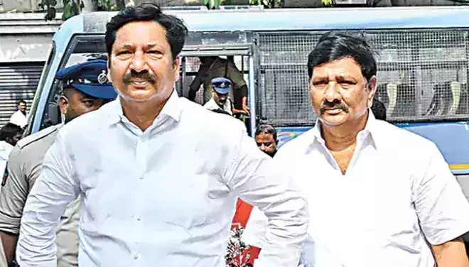नकली शराब मामले में YSRCP नेता जोगी रमेश के भाइयों को कोई राहत नहीं मिली नकली शराब मामले में YSRCP नेता जोगी रमेश के भाइयों को कोई राहत नहीं मिली