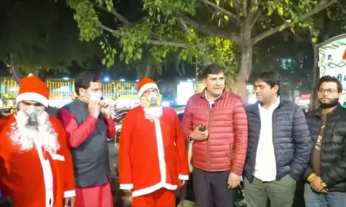 AAP के स्ट्रीट थिएटर ने दिल्ली की ज़हरीली हवा को लेकर BJP पर निशाना साधा AAP के स्ट्रीट थिएटर ने दिल्ली की ज़हरीली हवा को लेकर BJP पर निशाना साधा