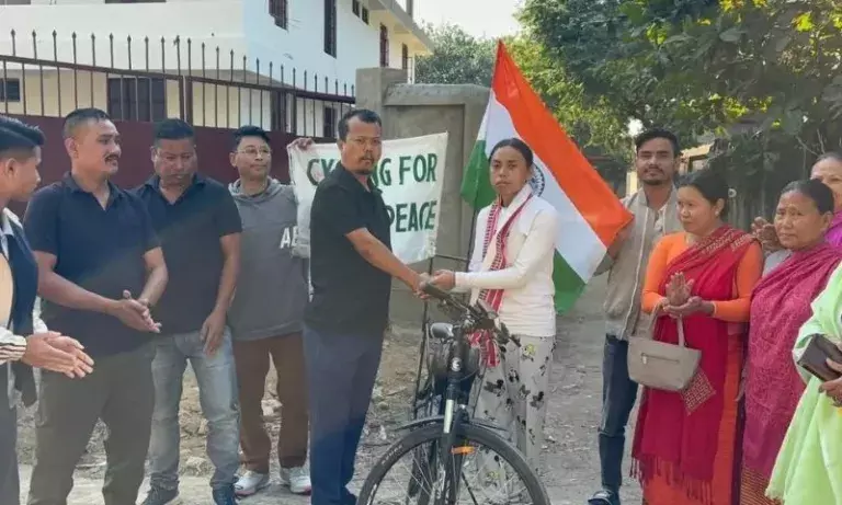 Manipur: साइक्लिस्ट मालेम थोंगबम भारी सुरक्षा के बीच इंफाल पहुंचे Manipur: साइक्लिस्ट मालेम थोंगबम भारी सुरक्षा के बीच इंफाल पहुंचे