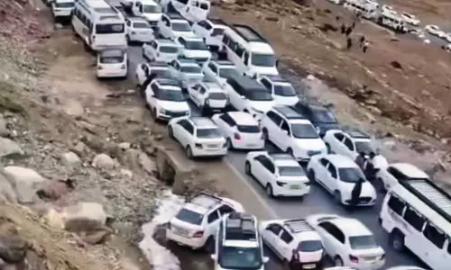 पर्यटकों की भीड़ और लेन जंपिंग के कारण Rohtang पास सड़क पर अफरा-तफरी मच गई