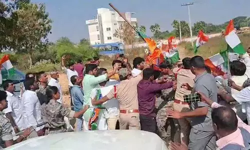 Warangal में विरोध प्रदर्शन के दौरान कांग्रेस और बीजेपी कार्यकर्ताओं के बीच झड़प हुई