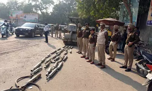 Amritsar: पुलिस ने मॉडिफाइड साइलेंसर से छुटकारा पाने के लिए रोड रोलर का इस्तेमाल किया Amritsar: पुलिस ने मॉडिफाइड साइलेंसर से छुटकारा पाने के लिए रोड रोलर का इस्तेमाल किया