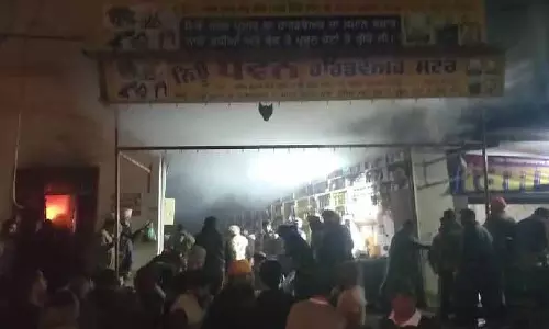 Bhikhiwind के हार्डवेयर स्टोर में आग लगने से लाखों का सामान जलकर खाक हो गया