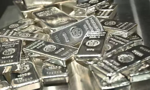 Silver फिर से 2 लाख रुपये के निशान पर पहुंची, 2,07,600 रुपये प्रति किलोग्राम के लाइफटाइम हाई पर पहुंची
