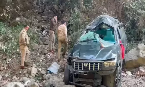 नैनीताल में 50 फुट गहरे गड्ढे में कार गिरने के बाद SDRF टीमों ने घायलों को बचाया