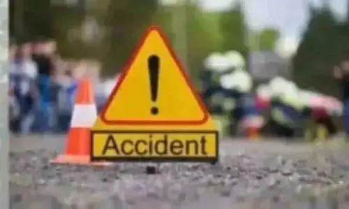 Mailardevpally में कार के झोपड़ी से टकराने से पिता-पुत्र की मौत हो गई Mailardevpally में कार के झोपड़ी से टकराने से पिता-पुत्र की मौत हो गई