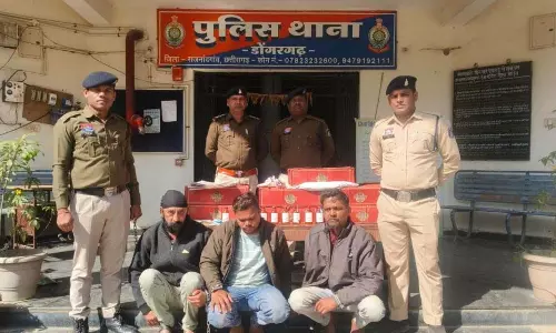 अवैध शराब माफिया का भंडाफोड़, 62.64 लीटर नकली शराब, तीन आरोपी गिरफ्तार अवैध शराब माफिया का भंडाफोड़, 62.64 लीटर नकली शराब, तीन आरोपी गिरफ्तार