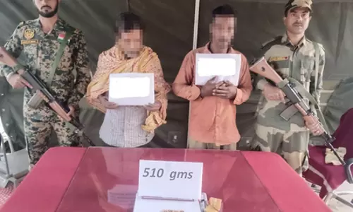 बीएसएफ ने भारत-बांग्लादेश बॉर्डर से 510 ग्राम गोल्ड के साथ दो तस्करों को किया गिरफ्तार बीएसएफ ने भारत-बांग्लादेश बॉर्डर से 510 ग्राम गोल्ड के साथ दो तस्करों को किया गिरफ्तार