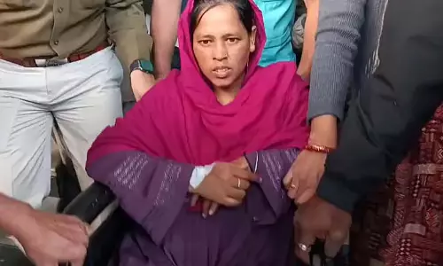 Abhishek ने सोनाली बीबी के इलाज के लिए पूरे समर्थन का आश्वासन दिया Abhishek ने सोनाली बीबी के इलाज के लिए पूरे समर्थन का आश्वासन दिया