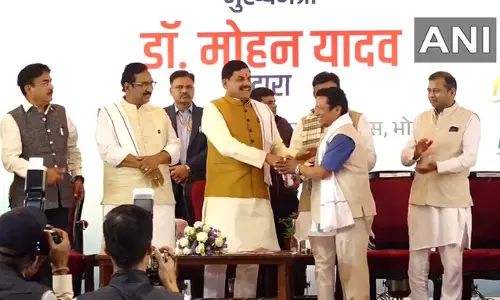 मुख्यमंत्री मोहन यादव ने आदिवासी क्षेत्रों में सेवा देने वाले डॉक्टरों को सम्मानित
