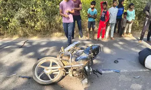 तेल टैंकर ने बाइक सवार दो युवकों को मारी टक्कर, दोनों गंभीर रूप से घायल तेल टैंकर ने बाइक सवार दो युवकों को मारी टक्कर, दोनों गंभीर रूप से घायल