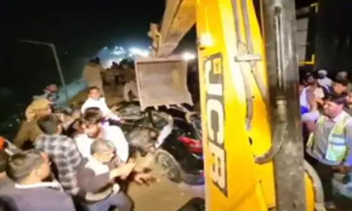 ट्रेलर का टायर फटने से क्रेटा की टक्कर, 4 की मौत ट्रेलर का टायर फटने से क्रेटा की टक्कर, 4 की मौत