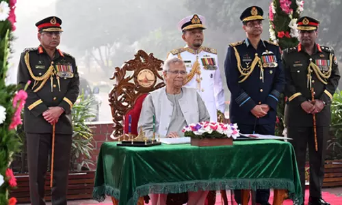 यूनुस सरकार का तुगलकी फरमान, आवामी लीग के सदस्यों को देखते ही गिरफ्तारी के आदेश यूनुस सरकार का तुगलकी फरमान, आवामी लीग के सदस्यों को देखते ही गिरफ्तारी के आदेश
