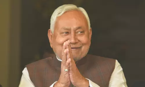 बिहार के मुख्यमंत्री नीतीश कुमार ने जदयू के कोष में दिया अपना एक माह का वेतन बिहार के मुख्यमंत्री नीतीश कुमार ने जदयू के कोष में दिया अपना एक माह का वेतन