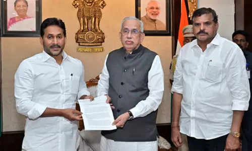 मेडिकल कॉलेजों के निजीकरण के खिलाफ जगन ने राज्यपाल को सौंपे एक करोड़ हस्ताक्षर