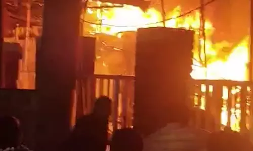 शादी हॉल में भीषण आग, तीन फायर ब्रिगेड यूनिट्स ने पाया काबू शादी हॉल में भीषण आग, तीन फायर ब्रिगेड यूनिट्स ने पाया काबू