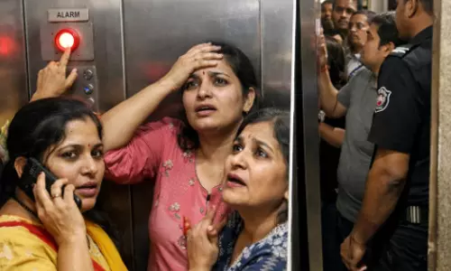 गोल्फ होम्स के लिफ्ट में फंसी महिलाएं, 20 मिनट अलार्म के बाद भी मदद नहीं