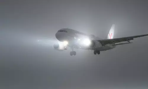 घने कोहरे के चलते Flight 30 मिनट तक आसमान में लगाती रही चक्कर घने कोहरे के चलते Flight 30 मिनट तक आसमान में लगाती रही चक्कर