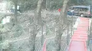 Himachal Pradesh: पर्यटकों से भरा वाहन नीचे लुढ़का, डलहौजी में भयानक हादसा टला Himachal Pradesh: पर्यटकों से भरा वाहन नीचे लुढ़का, डलहौजी में भयानक हादसा टला