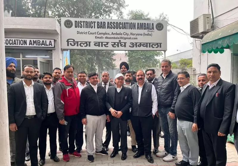 अंबाला के वकीलों ने दुर्व्यवहार के लिए पुलिसकर्मियों के खिलाफ कार्रवाई की मांग की अंबाला के वकीलों ने दुर्व्यवहार के लिए पुलिसकर्मियों के खिलाफ कार्रवाई की मांग की